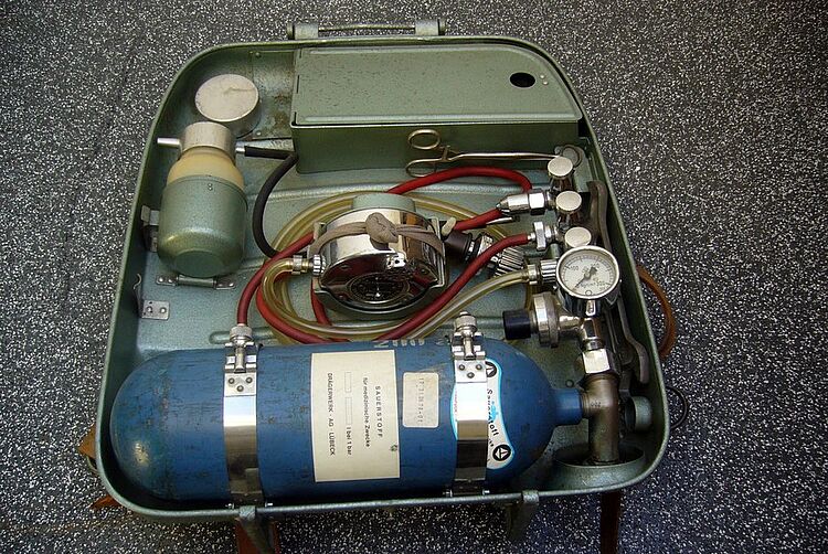 Instrumentarium zur Rettung von verschütteten Bergleuten: Koffer mit Beatmungsgerät (DRK KV Essen)